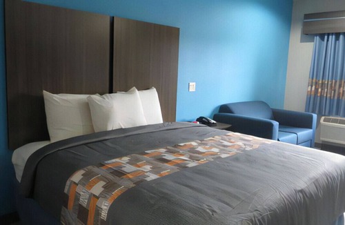 Willowbrook House | Stay in Contemporary Room w/ Homelike Amenities