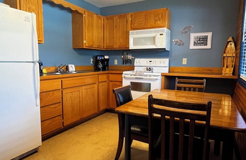 Sunrise Beach Cabin | Stay in cozy cabin 5 off of Lake of the Ozarks in beautiful Sunrise Beach, MO