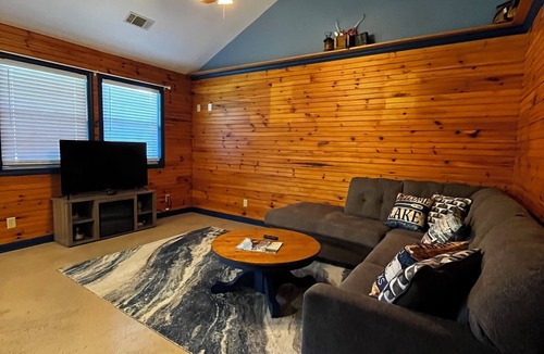 Sunrise Beach Cabin | Stay in cozy cabin 5 off of Lake of the Ozarks in beautiful Sunrise Beach, MO