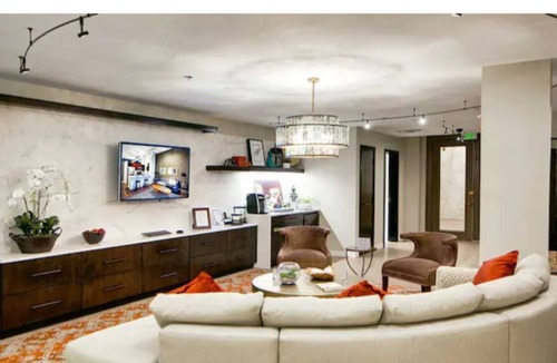 Inner Harbor Condo | Stay in Downtowns 1st Skyscraper w/ Pool table & Gym