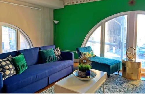 Inner Harbor Condo | Stay in Downtowns 1st Skyscraper w/ Pool table & Gym