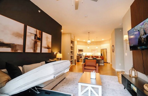 Tobin Hill Apartment | Stay in Luxury Just Steps Away From Fine Dining & Shopping, FREE Parking