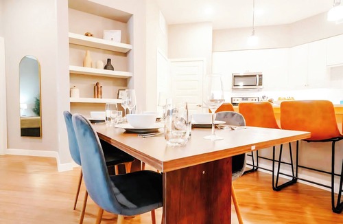 Tobin Hill Apartment | Stay in Luxury Just Steps Away From Fine Dining & Shopping, FREE Parking