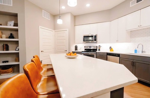 Tobin Hill Apartment | Stay in Luxury Just Steps Away From Fine Dining & Shopping, FREE Parking