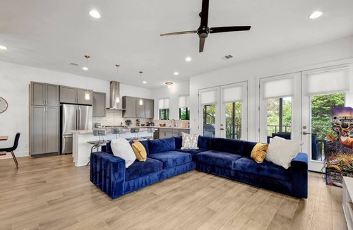 Government Hill House | Stay in Luxury @ The Pearl ~ .5M to Riverwalk