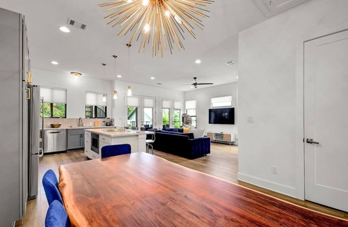 Government Hill House | Stay in Luxury @ The Pearl ~ .5M to Riverwalk