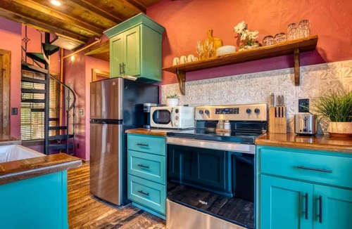Branson House | Stay in the Tree House! One of a Kind Experience!