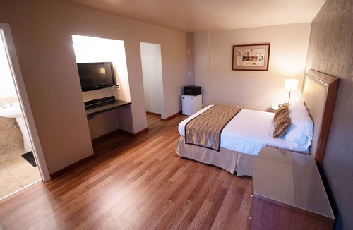 Civic Center Hotel | Stay inn suite