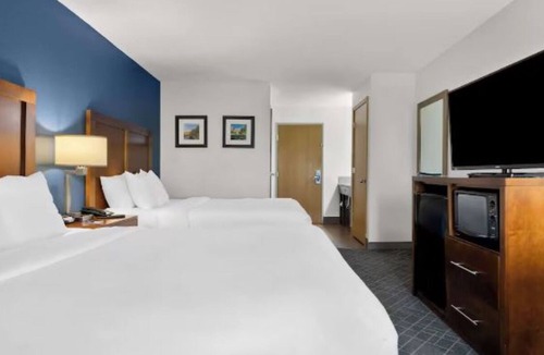 Joliet Hotel | Stay Near Chicagoland Speedway and Harrah’s Casino—Breakfast Included | 3 Units