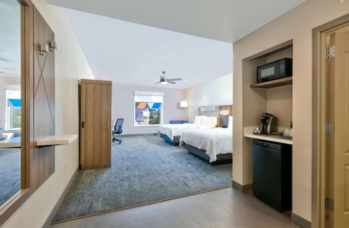 Far North Dallas Hotel | Stay Near Galleria + Pool & Breakfast Included