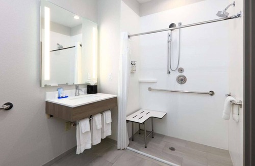 Far North Dallas Hotel | Stay Near Galleria + Pool & Breakfast Included