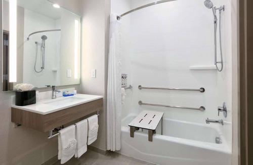 Far North Dallas Hotel | Stay Near Galleria + Pool & Breakfast Included