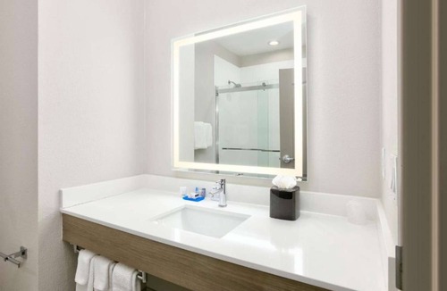Far North Dallas Hotel | Stay Near Galleria + Pool & Breakfast Included