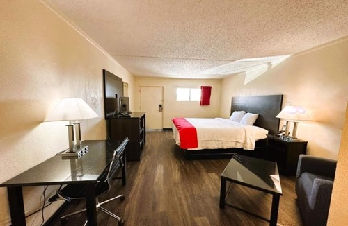West San Antonio Hotel | Stay Near Lackland Air Force Base in 2 Rooms - Outdoor Pool, Free Parking