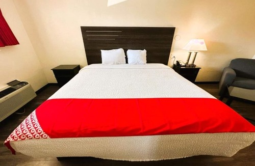 West San Antonio Hotel | Stay Near Lackland Air Force Base in 2 Rooms - Outdoor Pool, Free Parking