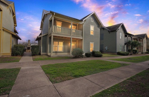 College Station Apartment | Stay near Texas A&M Spacious Cottage w/Clubhouse