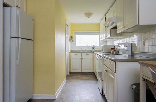 Easton's Point House | Stay Newport Proudly Presents Between Beaches