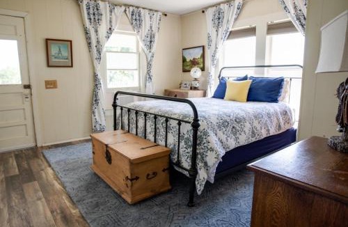 Dennis House | Stay on a 350-acre Cattle Ranch! Brazos River! Tubing! Petting zoo!