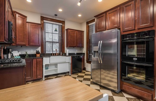 Highlands House | Stay on Broadway - Sleeps 10, Hot Tub, Walkable!