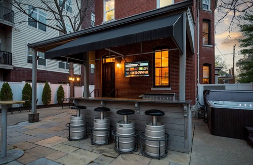 Highlands House | Stay on Broadway - Sleeps 10, Hot Tub, Walkable!