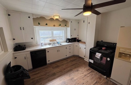 Eminence House | Stay On Main Street