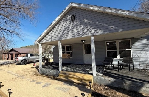 Eminence House | Stay On Main Street