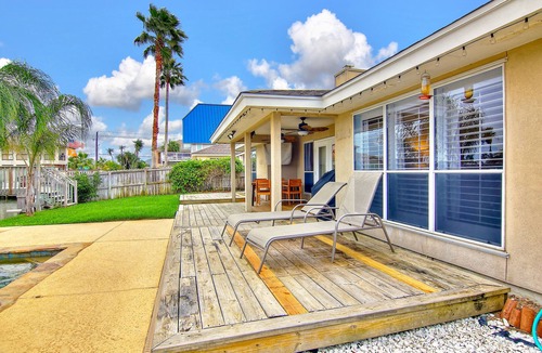 Corpus Christi House | STAY ON THE WATER AND SPLASH IN THE POOL! (30 day minimum)