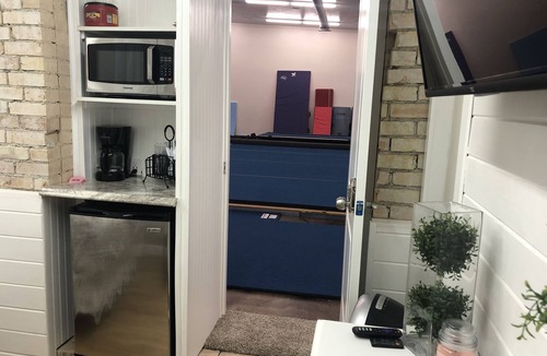 Salina House | *STAY & PLAY* 5000 sq. Gym, Custom Master & Loft!