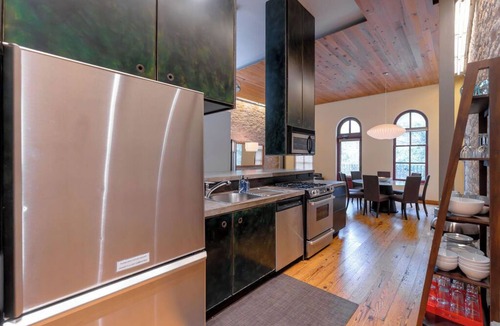 Downtown Austin House | Stay & Play in Style: Iconic Views, Chef’s Kitchen, Game Room & Luxury Living