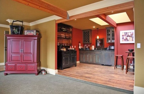 Carlton Apartment | Stay & Play Winery Loft #3 in Historic Downtown Carlton