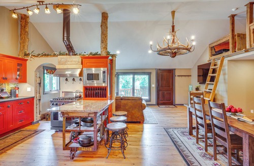 Excelsior Springs Cottage | Stay & Sip: Group Ranch at Shamrock Hills Vineyard