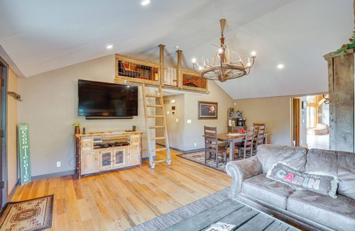 Excelsior Springs Cottage | Stay & Sip: Group Ranch at Shamrock Hills Vineyard