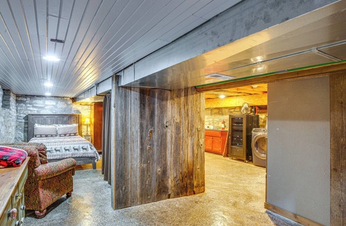 Excelsior Springs Cottage | Stay & Sip: Group Ranch at Shamrock Hills Vineyard