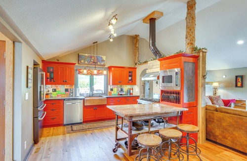 Excelsior Springs Cottage | Stay & Sip: Group Ranch at Shamrock Hills Vineyard