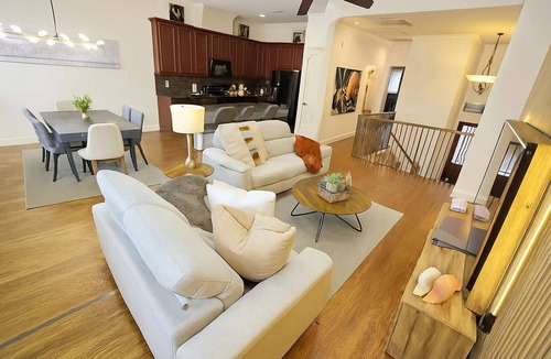 Woodlake - Briar Meadow House | Stay Stylish This Spring | 3BR Jacuzzi + Parking