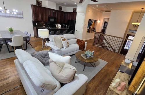 Woodlake - Briar Meadow House | Stay Stylish This Spring | 3BR Jacuzzi + Parking