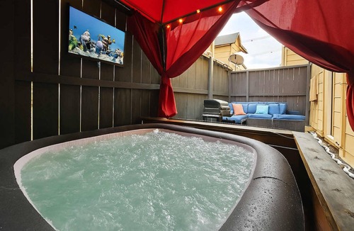 Woodlake - Briar Meadow House | Stay Stylish This Spring | 3BR Jacuzzi + Parking