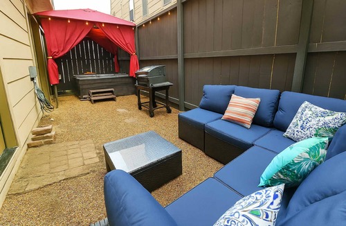 Woodlake - Briar Meadow House | Stay Stylish This Spring | 3BR Jacuzzi + Parking