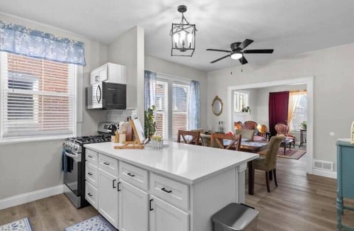 Southwest Garden Apartment | Stay, Work & Play, 2bd w/office near Downtown St Louis