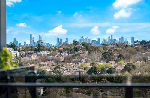 Box Hill Apartment | StayAU Spacious 2BR Stunning Sunset Views