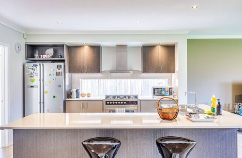 Point Cook House | StayAU Spacious Stay Point Cook