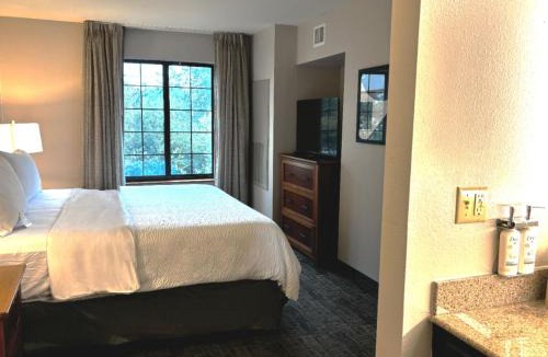 Energy Corridor Hotel | Staybridge Suites Houston West - Energy Corridor by IHG