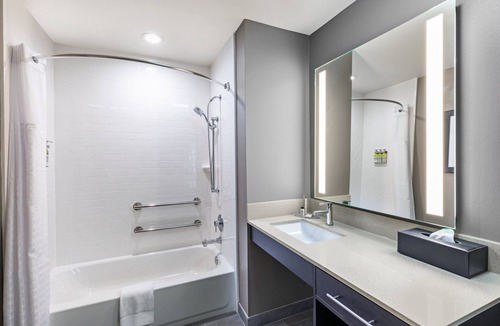 Humble Hotel | Staybridge Suites IAH Airport East by IHG