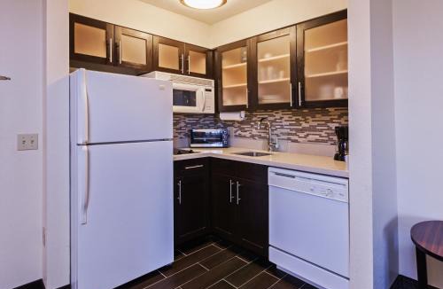 South Tulsa Hotel | Staybridge Suites Tulsa-Woodland Hills by IHG