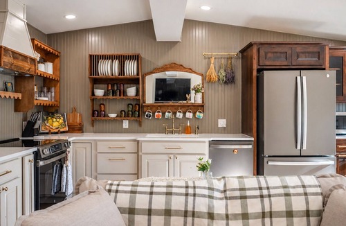 Red Butte House | StayCasper Hot Tub + Mnt Views+Private Lot