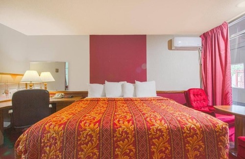 Liberal Hotel | Staycation King Room, Pet Friendly, Parking, Near Cafe