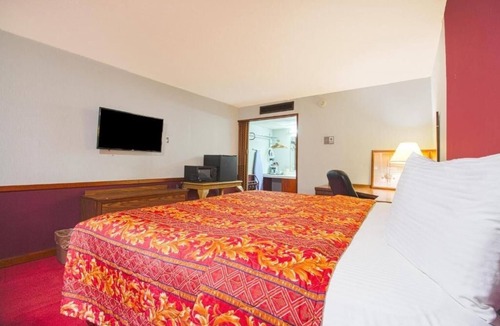 Liberal Hotel | Staycation King Room, Pet Friendly, Parking, Near Cafe