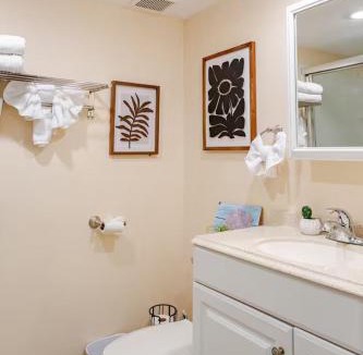 Overbrook Apartment | Staycation Suite