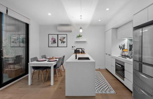 Northcote Apartment | StayCentral - Northcote Townhouse with Study