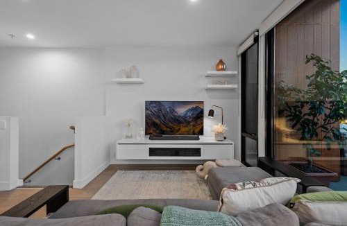 Northcote Apartment | StayCentral - Northcote Townhouse with Study
